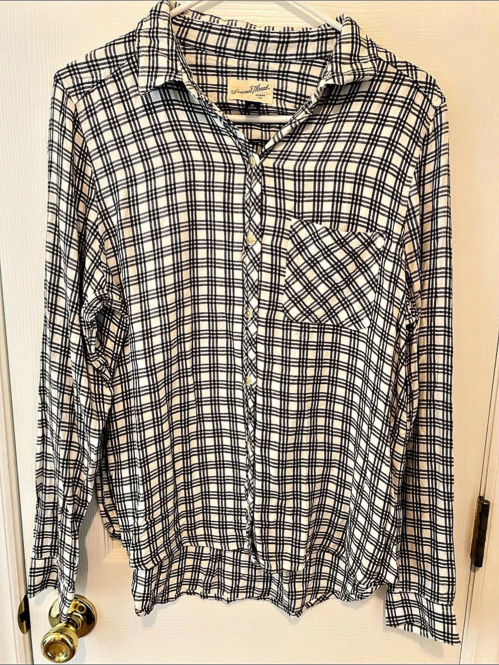 Universal Thread Plaid Button-Down Shirt in Cream & Black Size Medium